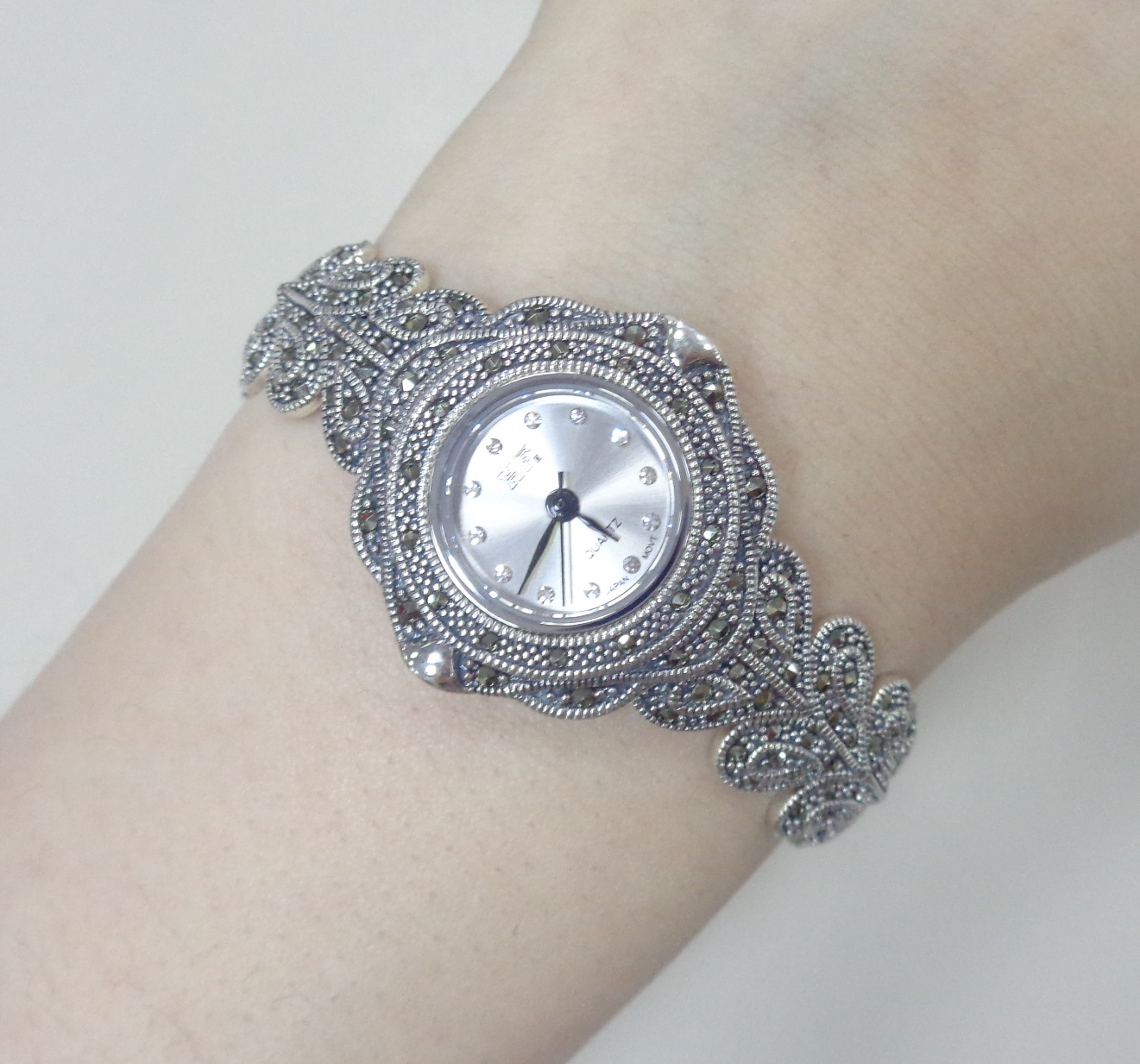 Серебряные часы с марказитами